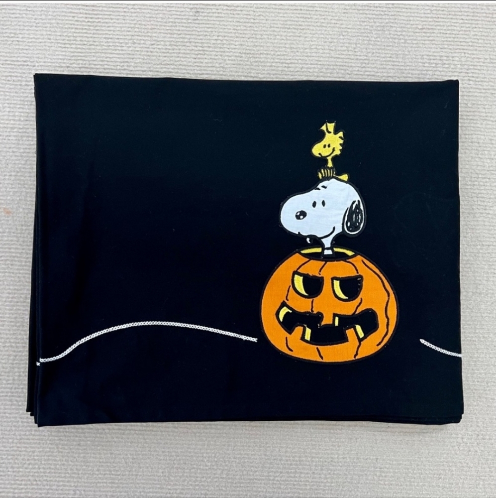 NWT Halloween Snoopy Peanuts Dining Set Tablecloth With 4 Linen Napkins - Picture 6 of 8